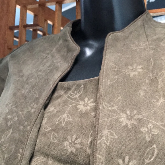 Sag Harbor army green shell/jacket with lighter green flower details. Size 10 - Picture 3 of 10